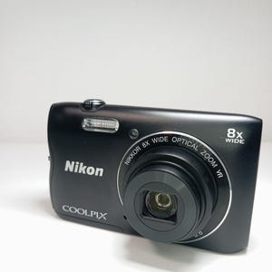 Cámara Nikon Coolpix A300 Negra de 20,1 MP, Tarjeta de memoria de 16 GB, Wi-Fi y Bluetooth