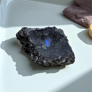 Mydelniczka z kamienia labradorytowego: luksusowy wystrój łazienki spa