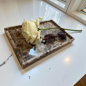 Bandeja de mármore marrom: organizador de mesa em pedra natural