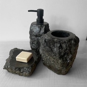 Zestaw łazienkowy z kamienia labradorytowego: dozownik mydła, uchwyt na szczoteczki do zębów, mydelniczka