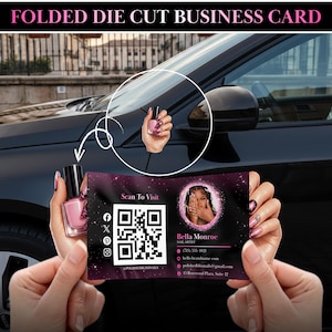 Peut inclure: Une carte de visite pliée et découpée, tenue devant une voiture noire. La carte présente un design rose et violet, un code QR, des icônes de médias sociaux et les coordonnées de Bella Monroe, Nail Artist.