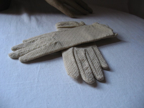 Vintage Off White Polyester Ladies Gloves - image 1