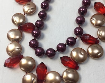 Collana a due fili con monete di plastica e perle bordeaux