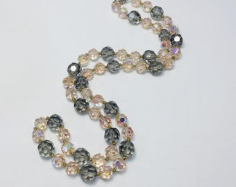 Vintage lichtroze en grijze ketting met kristallen glaskralen (C12)