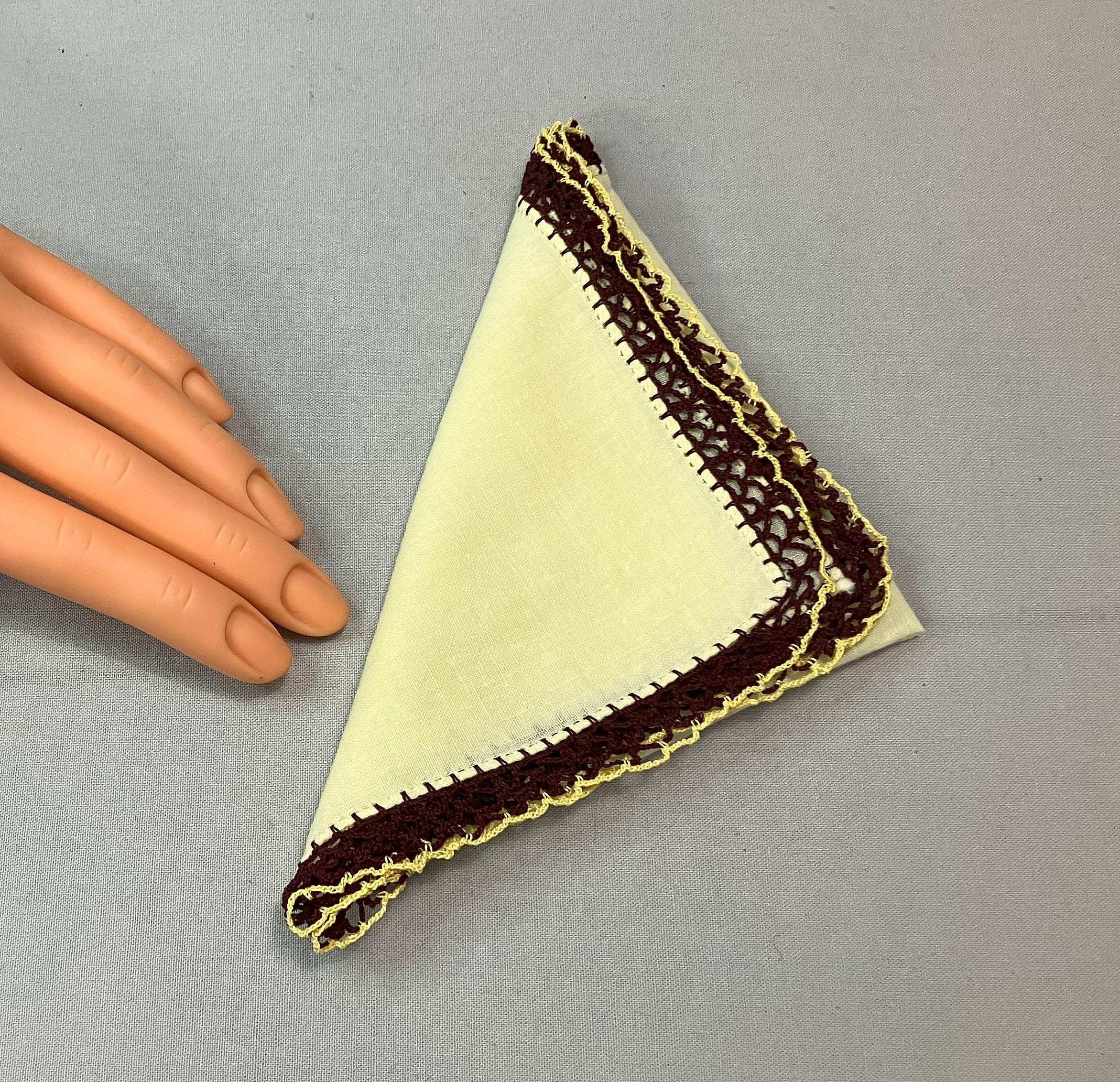 Surf The Shop Lot De 5 Mouchoirs Blancs Brodés Avec Initiales Pour Femme Avec Bordure En Satin Et Motifs Floraux Assortis, Différentes Lettres, Lettre B, 5 Paquet