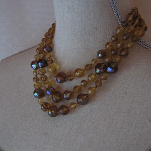 Vintage Drei Strang Braune und Gold Kunststoff Perlen Halskette - ca 1960's