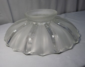 Może przedstawiać: Frosted glass bowl with a fluted design. The bowl has a wide, flat base and a rounded top.