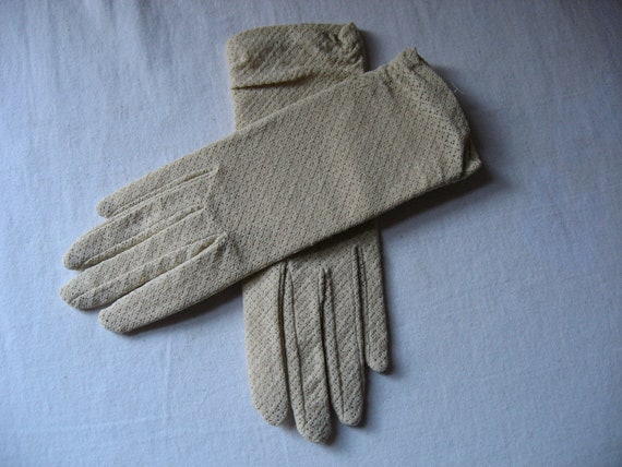Vintage Off White Polyester Ladies Gloves - image 5