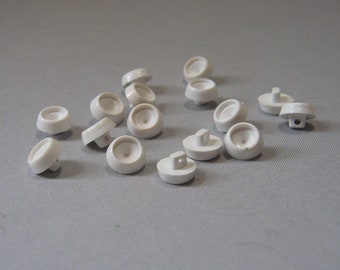 白いプラスチックシャンクボタン16個