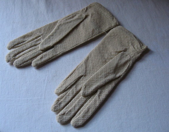 Vintage Off White Polyester Ladies Gloves - image 3