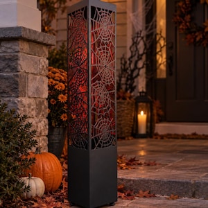 Torre luminosa per esterni di Halloween, colonna in metallo a forma di ragnatela realizzata a mano, decorazione spettrale per portico e giardino resistente alle intemperie.
