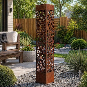 Könnte beinhalten: Eine hohe, rechteckige Gartenskulptur aus verwittertem, rostfarbenem Metall. Die Struktur weist ein komplexes, lasergeschnittenes Gittermuster aus sich kreuzenden Linien und Zweigen auf, das ein offenes Design auf einem festen Sockel bildet.