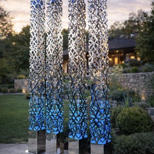 Può includere: Un set di tre tazze in ceramica con finitura opaca e macchiettata. Le tazze sono nei toni del crema, grigio chiaro e grigio scuro. Ogni tazza ha un design semplice e minimalista.