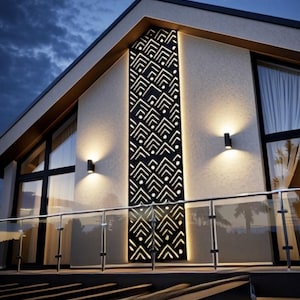 Puede incluir: Vista exterior de una casa moderna con un panel decorativo negro con un patrón geométrico. La casa tiene grandes ventanales, un balcón de cristal y dos luces de pared. El cielo es azul oscuro.