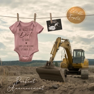 Könnte beinhalten: Ein rosa Baby-Strampler mit dem Text "We've got some dirt to share! Baby Girl Williams September 2025" darauf gedruckt. Der Strampler hängt an einer Wäscheleine vor einer Baustelle mit einem Bagger.