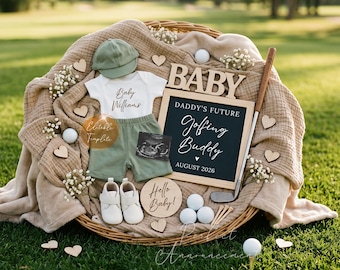 Puede incluir: Una cesta de anuncio de bebé con un conjunto verde, zapatos blancos y una gorra. La cesta incluye un letrero que dice "Daddy's Future Golfing Buddy" y "August 2026". Corazones de madera y pelotas de golf están esparcidos.