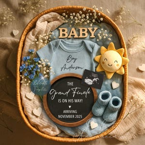 Peut inclure: Annonce de naissance dans un panier en osier. Comprend un body bleu clair, un soleil en peluche, des chaussons pour bébé et un tableau noir avec l'inscription "The Grand Finale is on his way! Arriving November 2025." Le mot "BABY" est épelé en lettres de bois.