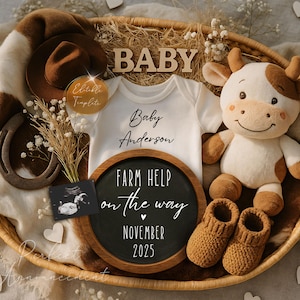 Könnte beinhalten: Baby-Ankündigung mit einem weißen Body mit der Aufschrift "Baby Anderson", einem Stofftier-Kuh und einem Tafelschild mit der Aufschrift "Farm Help on the Way November 2025". Die Anordnung umfasst einen Cowboyhut, ein Hufeisen und Babyschuhe.