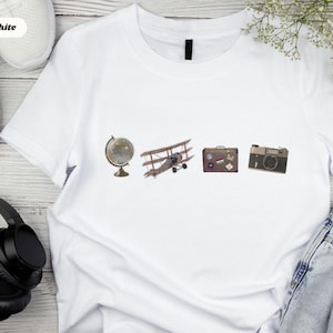 Vintage Reise T-Shirt | Globus, Kamera, Flugzeug & Koffer Grafik | Fernweh T-Shirt | Retro Abenteuer-Hemd | Geschenk für Reisende