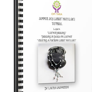 Op de afbeelding: Een boekje met de titel "Summer Sky Lariat Necklace Tutorial" van Laura Gasparrini. De omslag toont een foto van een zilveren en turquoise kralenketting op een grijze steen. De tekst op de omslag luidt "Learn "Leather Braiding." "Braiding in Beads on Leather" *creating. A Macrame Lariat Necklace*"