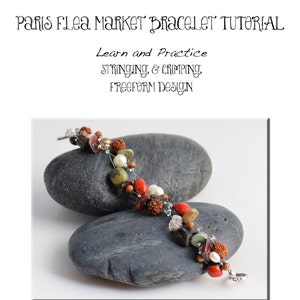 Pode incluir: Uma pulseira artesanal com contas vermelhas, castanhas, verdes e brancas, repousando sobre duas pedras cinzentas. O texto diz "Paris Flea Market Bracelet Tutorial", ensinando a enfiar e crimpar. A pulseira é o foco principal.