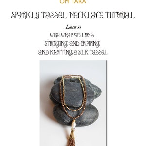 Pode incluir: Um tutorial sobre como fazer um colar de franja brilhante. A imagem mostra um colar de contas marrons e douradas com uma franja de seda pendurada nele. O colar está apoiado em duas pedras cinzas. O texto "SPARKLY TASSEL NECKLACE TUTORIAL" está na parte superior da imagem. O texto "Learn" está abaixo do título. O texto "WIRE WRAPPED LOOPS STRINGING, AND CRIMPING, AND KNOTTING, A SILK TASSEL" está abaixo da palavra "Learn". O texto "BY LAURA GASPARRINI" está na parte inferior da imagem.