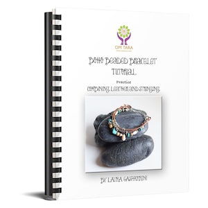 Pode incluir: Um livreto de tutorial com uma foto de um bracelete de contas com cordão de couro sobre uma pilha de pedras pretas. O título do livreto é "Boho Beaded Bracelet Tutorial" e o texto diz "Practice Combining Leather and Stringing." O livreto é de Laura Gasparrini.