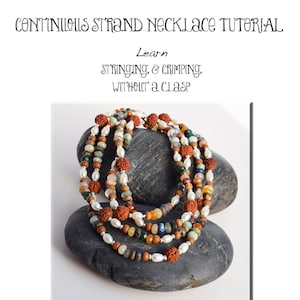 Pode incluir: Um colar de várias voltas com pérolas brancas, contas de madeira castanhas e contas de sementes laranja é exibido em uma pedra cinza escura. A imagem inclui o texto "CONTINUOUS STRAND NECKLACE TUTORIAL" e "Learn STRINGING & CRIMPING, WITHOUT A CLASP."