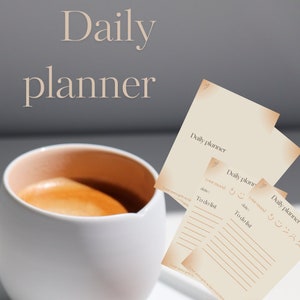 Op de afbeelding: Drie afdrukbare dagelijkse plannerpagina's met een crèmekleurige achtergrond en bruine tekst. De tekst bevat "Dagelijkse planner", "Je stemming", "Datum" en "To-dolijst".
