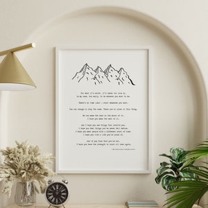 Könnte beinhalten: Schwarzweißes druckbares Wandbild mit einer Illustration einer Bergkette und einem Zitat über Leben und Hoffnung. Das Zitat lautet: "Für das, was es wert ist, es ist nie zu spät oder, in meinem Fall, zu früh - um zu sein, wer du sein willst. Es gibt keine Zeitbegrenzung, beginne, wann immer du willst. Du kannst dich ändern oder gleich bleiben. Es gibt keine Regeln für dieses Ding. Wir können das Beste daraus machen. Und ich hoffe, du siehst Dinge, die dich überraschen. Ich hoffe, du fühlst Dinge, die du noch nie zuvor gefühlt hast. Ich hoffe, du triffst Menschen mit einer anderen Sichtweise. Ich hoffe, du lebst ein Leben, auf das du stolz bist. Und wenn du feststellst, dass du die Kraft hast, von vorne anzufangen..."