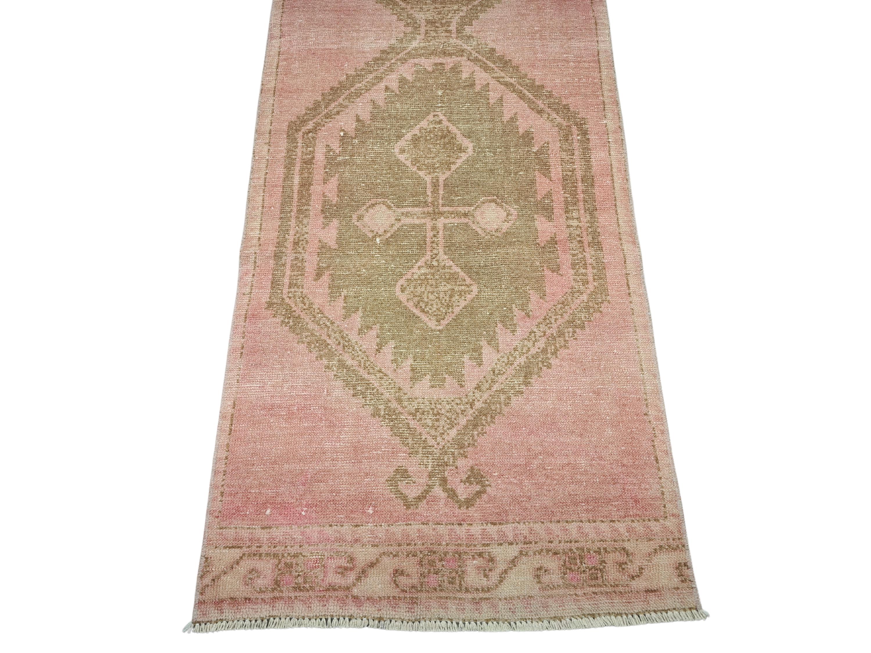 ピンクの幾何学模様のトルコ製ランナーラグ：ヴィンテージウールの廊下