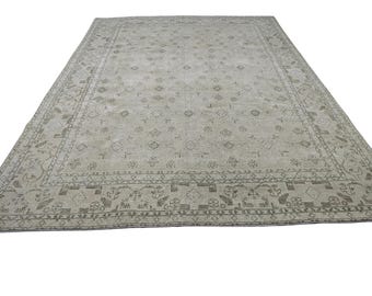Può includere: Un grande tappeto rettangolare in un colore grigio tenue. Il tappeto presenta un motivo intricato e ripetuto con un design a bordo. L'estetica generale è vintage o antica, adatta per soggiorni o camere da letto.