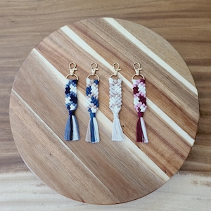 Porte-clés en macramé, bijou de sac, cadeau, bohème, cadeau invité, cadeau fête des mères, cadeau de noël, fait main, corde 100% coton