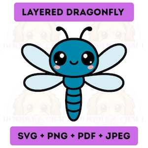 Puede incluir: Ilustración de dibujos animados de una libélula con cuerpo verde azulado, alas azul claro y una cara sonriente. El texto "LAYERED DRAGONFLY" está encima de la libélula y "SVG + PNG + PDF + JPEG" debajo.
