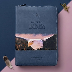 Biblia con Cierre Portatil Letra Grande 12 puntos RV1960, imit piel azul grisaceo y aguila volando con indice