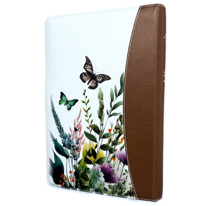 Puede incluir: Un diario encuadernado en cuero blanco con lomo de cuero marr&oacute;n. La portada presenta un dise&ntilde;o de acuarela de mariposas y flores.