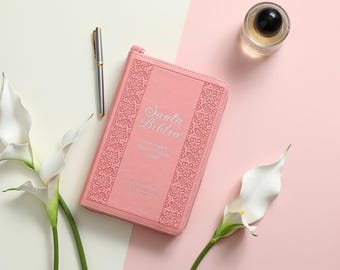 Biblia para Mujer con Cierre Letra Grande 12 puntos RV1960 imit. piel rosada claro con índice