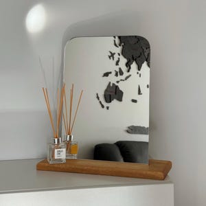 Stilvoller rechteckiger Tischspiegel mit abgerundeten Ecken auf elegantem Holzsockel, modernes Wohndesign, klassischer Charme, Schminkspiegel für Sie