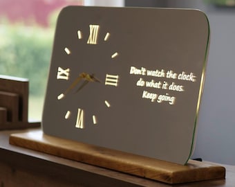 Gepersonaliseerde spiegelklok LED-licht Romeinse cijfers en motiverende quote, houten standaard, perfect housewarmingcadeau Anniversary