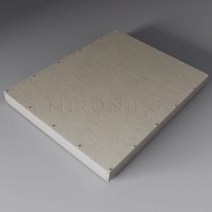 Op de afbeelding: Een rechthoekig, lichtbeige paneel met het woord "MIRONIKS" in reli&euml;f op het oppervlak. Het paneel heeft een witte rand en kleine zilveren klinknagels langs de randen. Het item is waarschijnlijk een onderdeel voor meubels of constructie.