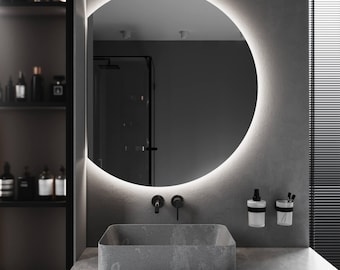 Espejo de pared semicircular con luz LED, retroiluminado para baño, dormitorio y entrada. Espejo moderno con iluminación y estética irregular.