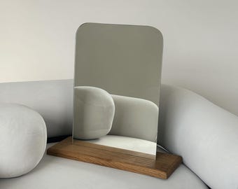 Moderne tafelspiegel met natuurlijke houten standaard, leefruimte of make-upspiegel, statement woondecoratie, perfect als housewarmingcadeau