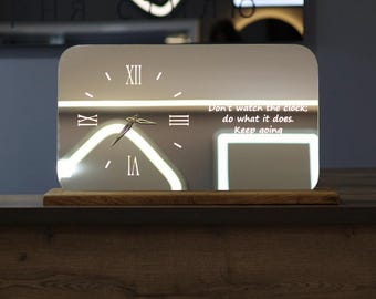 LED-spiegelklok met houten standaard, citaat op maat, stille klok, cadeau-idee voor housewarming verjaardag bruiloft