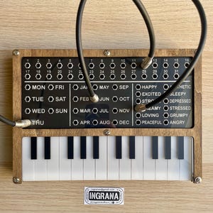 calendario perpetuo in legno stile modular synth moog