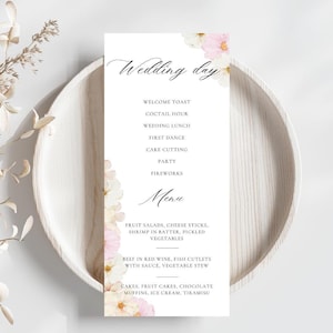 Pode incluir: Um cartão de menu de casamento com um design floral. O cartão lista os eventos do dia, incluindo o brinde de boas-vindas, a hora do coquetel, o almoço de casamento, a primeira dança, o corte do bolo, a festa e os fogos de artifício. O menu inclui saladas de frutas, palitos de queijo, camarões empanados, legumes em conserva, carne bovina em vinho tinto, filés de peixe com molho, ensopado de legumes, bolos, bolos de frutas, muffins de chocolate, sorvete e tiramisu.