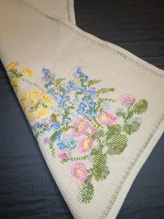 ヴィンテージの花柄刺繍テーブルランナー、ピンク、ブルー、イエロー