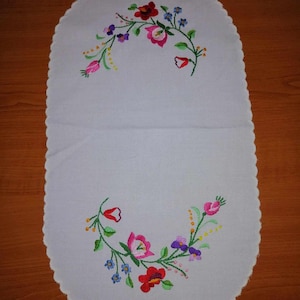Vintage traditional Hungarian Kalocsa table runner topper floral hand embroidered home decoration, oval folk doily, vintage embroidery