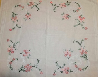 ハンドメイド　花柄刺繍　 大判テーブルクロス　新品未使用148×144cm ハンドメイド 花柄刺繍 大判テーブルクロス 新品未使用148×144cm