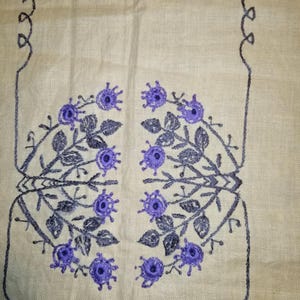 Copritavolo vintage giallo chiaro ricamato a mano, tovaglia fatta a mano, tovaglia fatta a mano con ricamo floreale viola blu verde