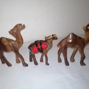 Famille de chameaux en bois, lot de 3 figurines vintage en bois de chameau faites main, statuette de collection en bois sculptée à la main de chameau